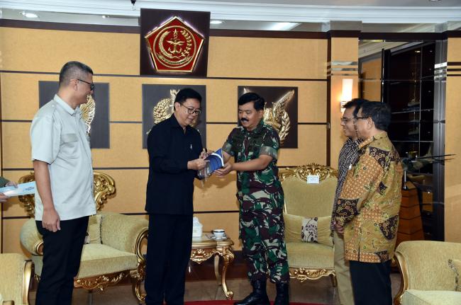 Panglima TNI : Anggota TNI Tidak Boleh Melarang Media Untuk Meliput Tetapi Mendampingi Insan Pers